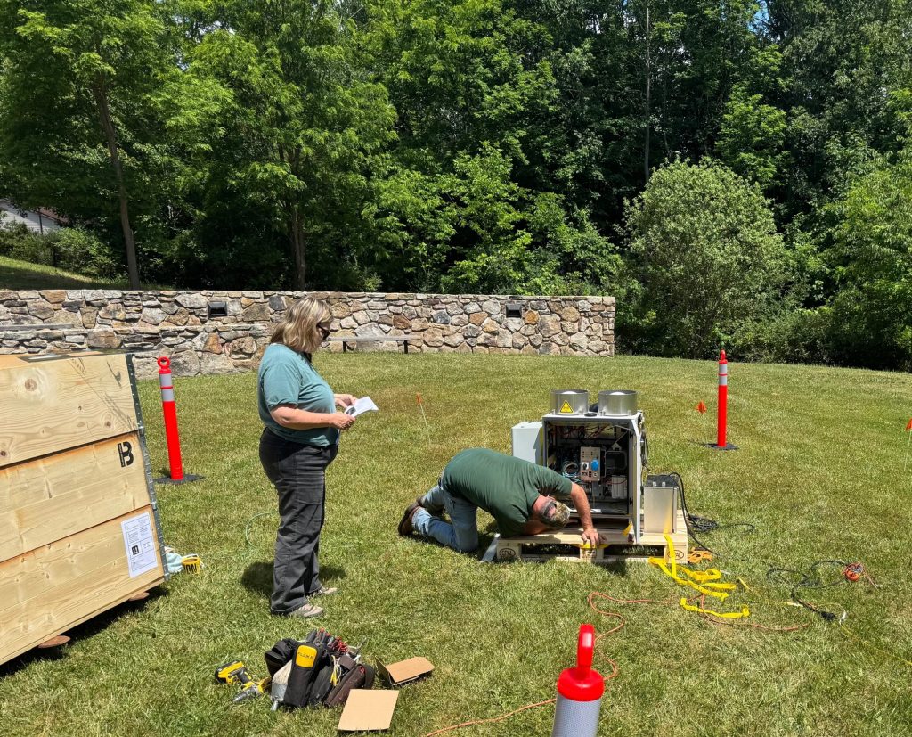 Setting up the new Swiss Birdradar imaging device.